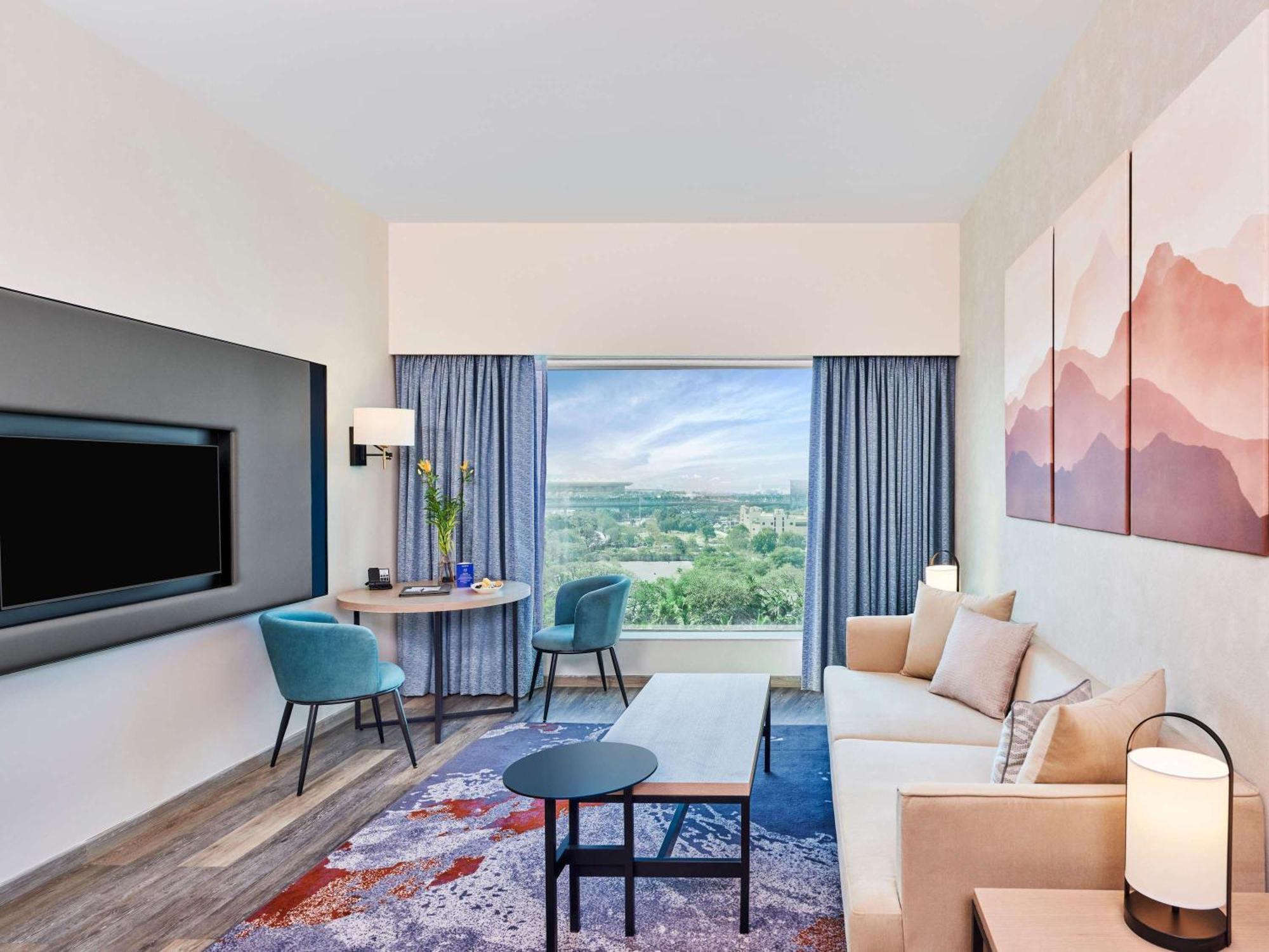 Novotel Mumbai International Airport Exteriör bild A suite at the hotel