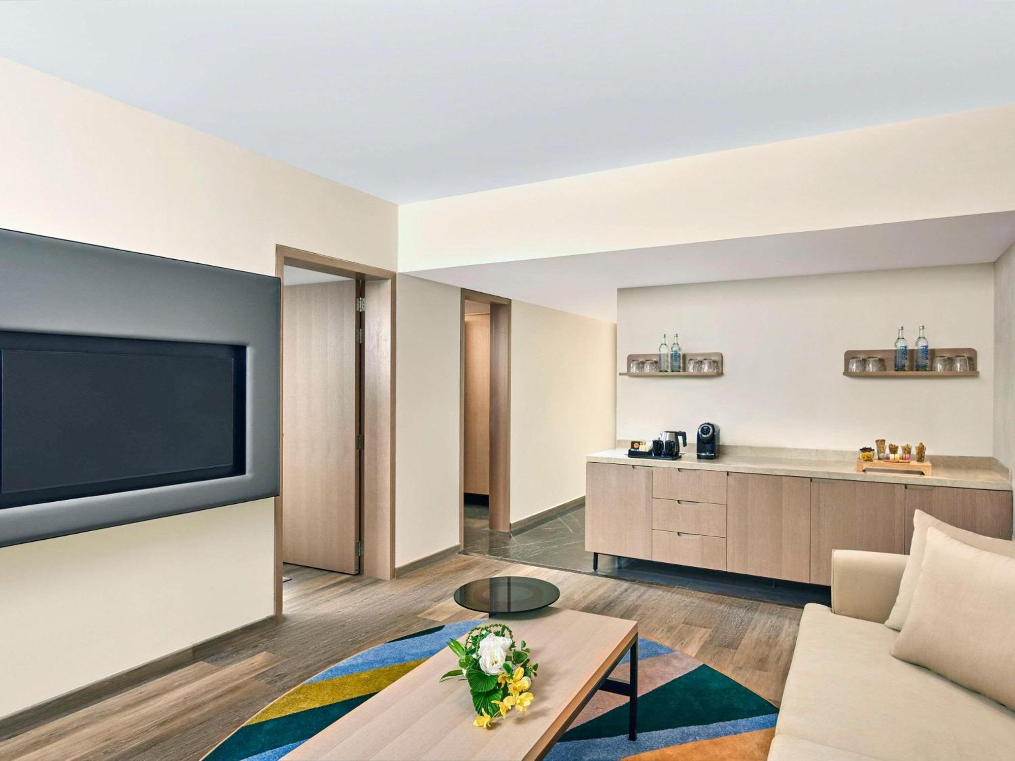Novotel Mumbai International Airport Exteriör bild A suite at the hotel