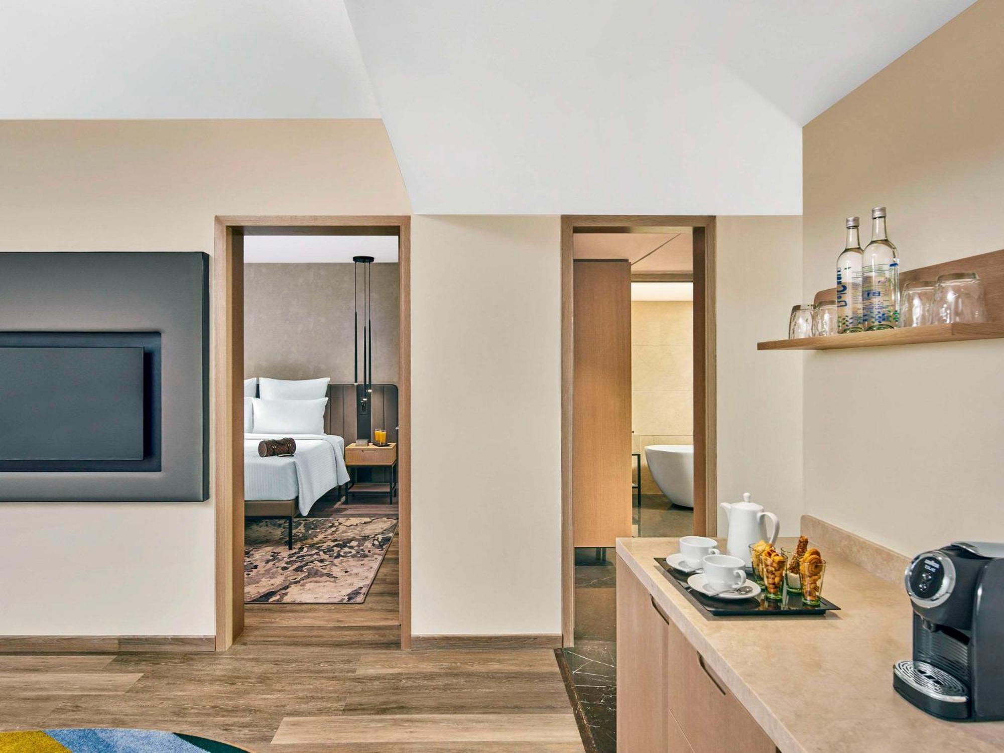 Novotel Mumbai International Airport Exteriör bild Suite