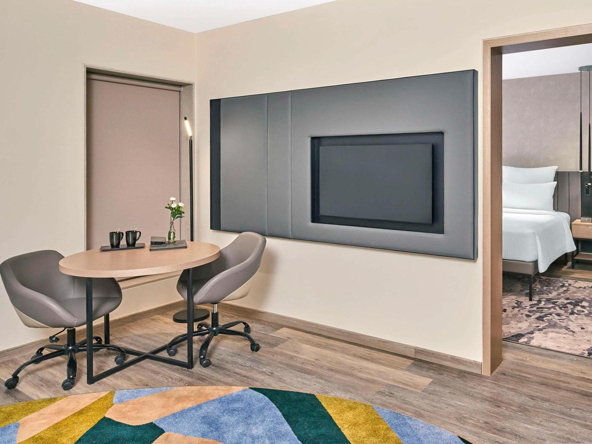 Novotel Mumbai International Airport Exteriör bild A room at the hotel