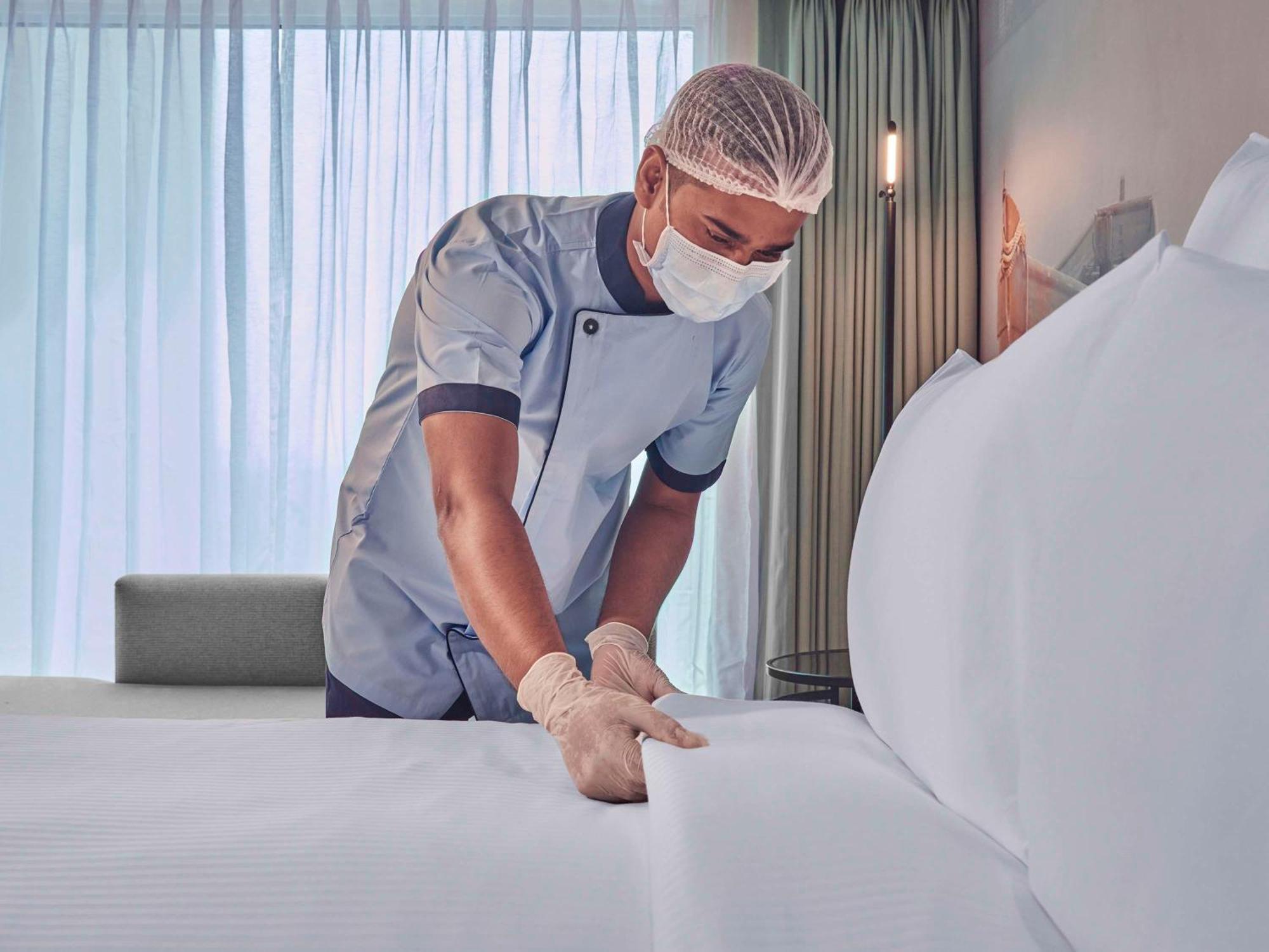 Novotel Mumbai International Airport Exteriör bild A hotel housekeeper making a bed