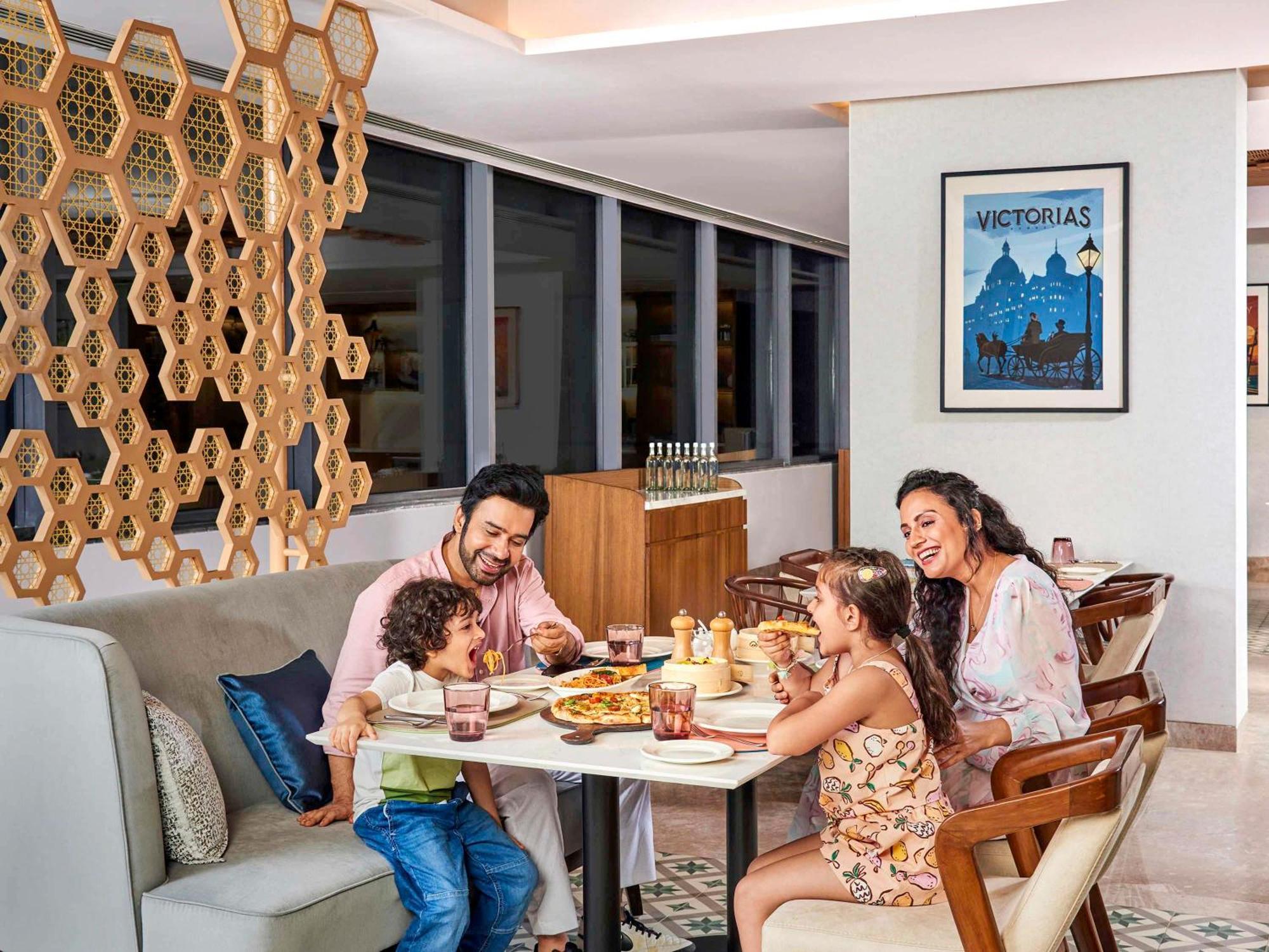 Novotel Mumbai International Airport Exteriör bild Family dining at the hotel