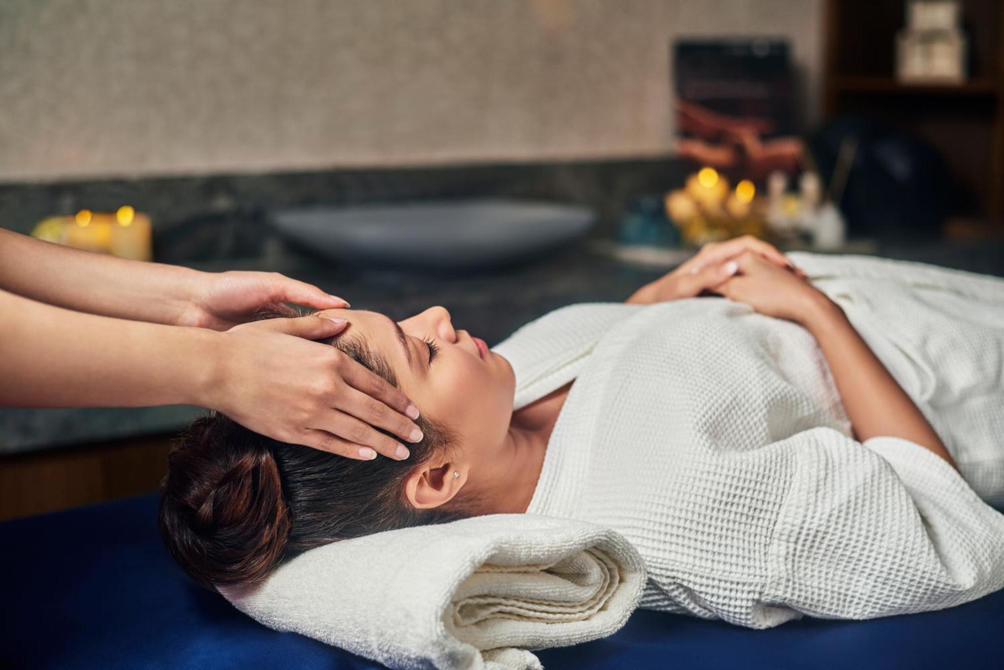 Novotel Mumbai International Airport Exteriör bild A woman receiving a head massage