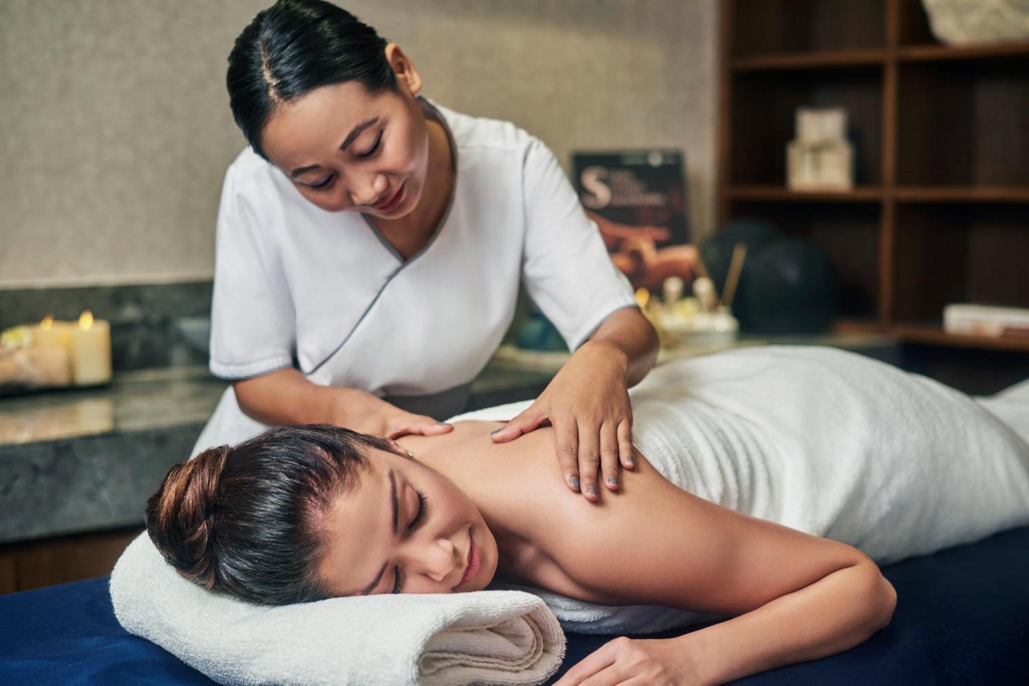 Novotel Mumbai International Airport Exteriör bild Thai massage