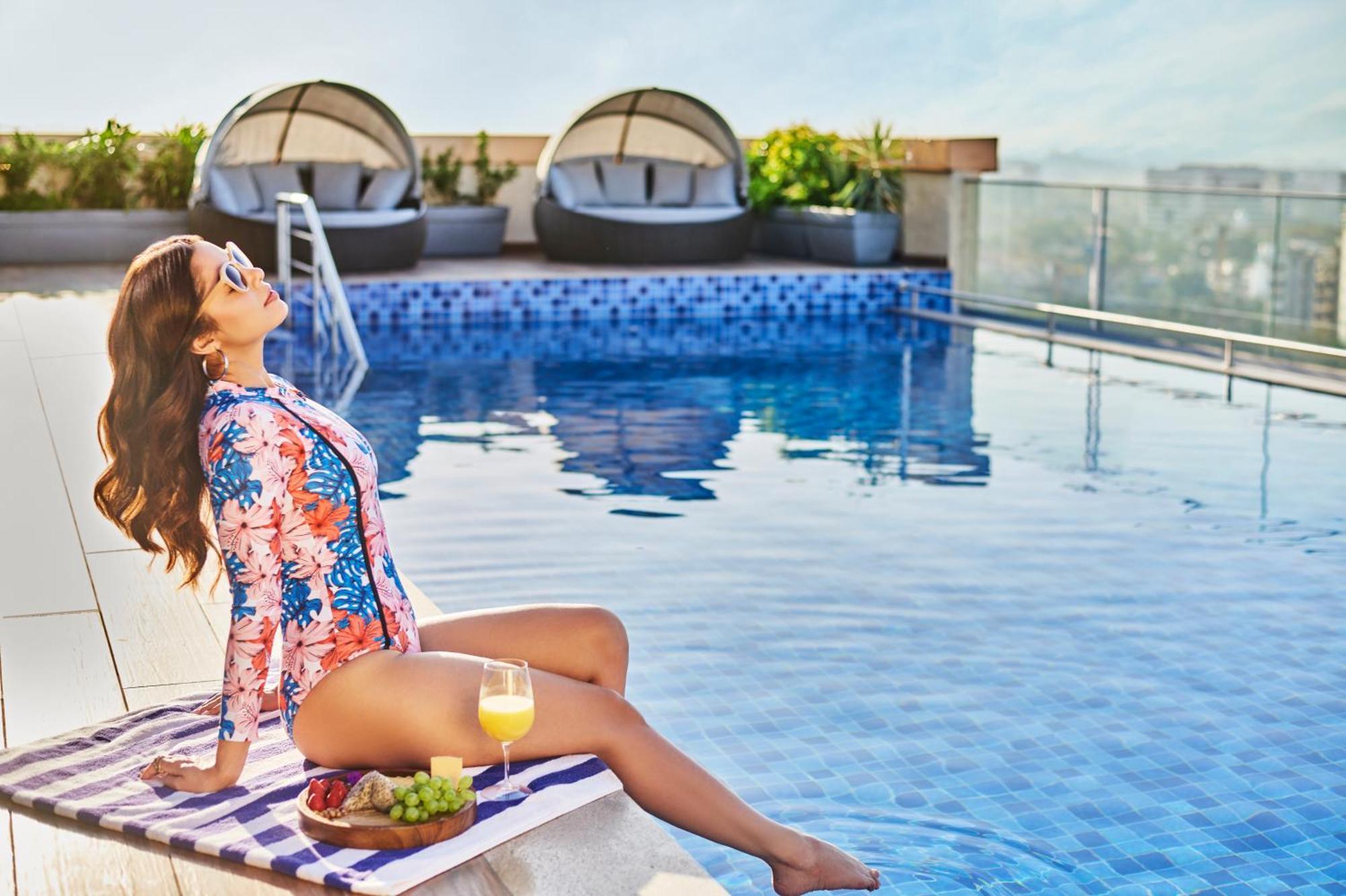Novotel Mumbai International Airport Exteriör bild Rooftop pool at the hotel