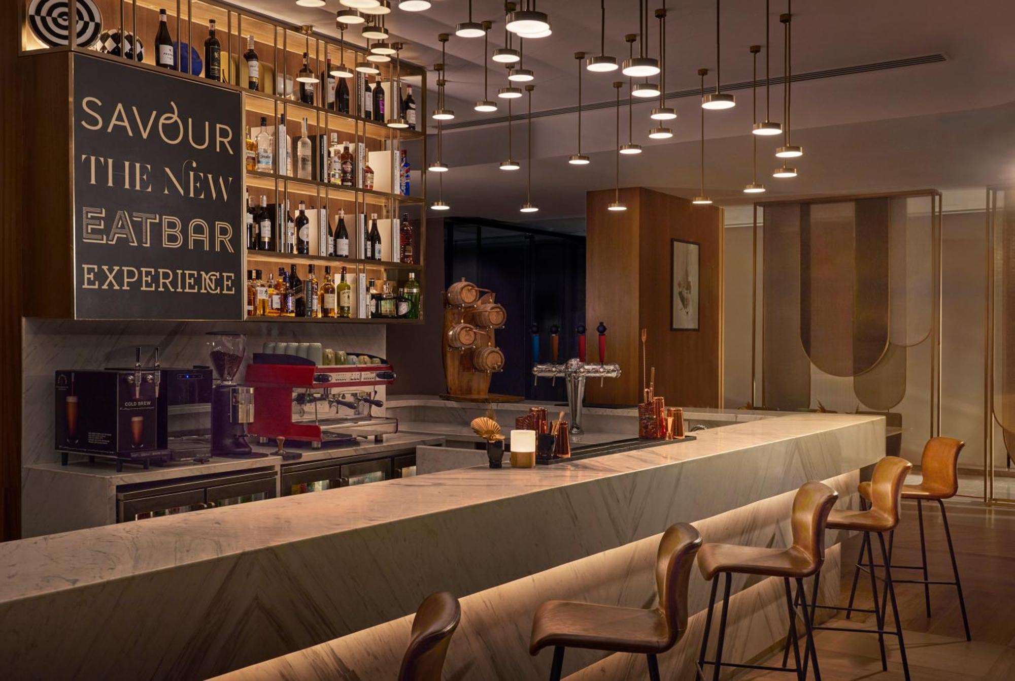 Novotel Mumbai International Airport Exteriör bild The bar at the hotel