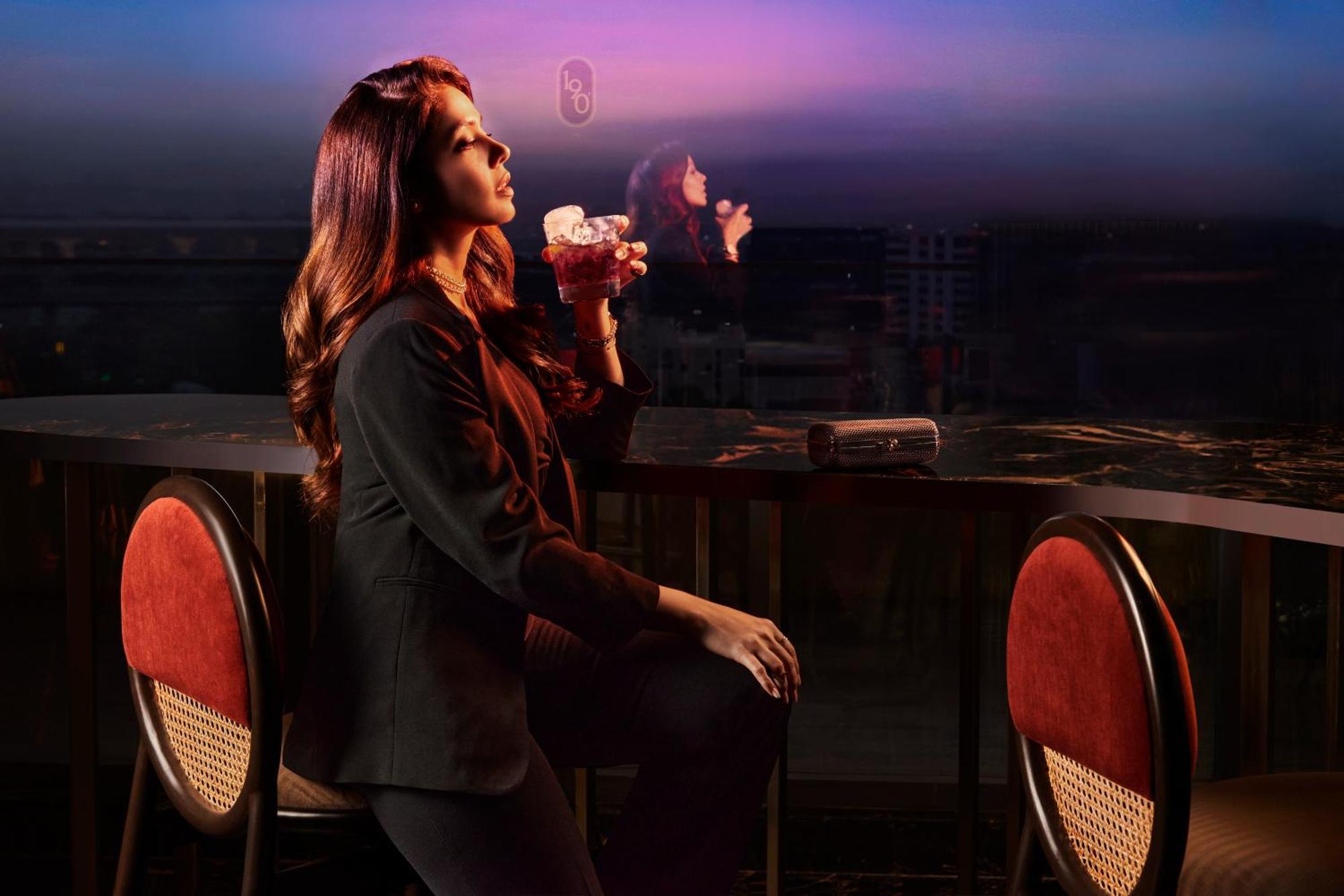 Novotel Mumbai International Airport Exteriör bild A woman smoking hookah