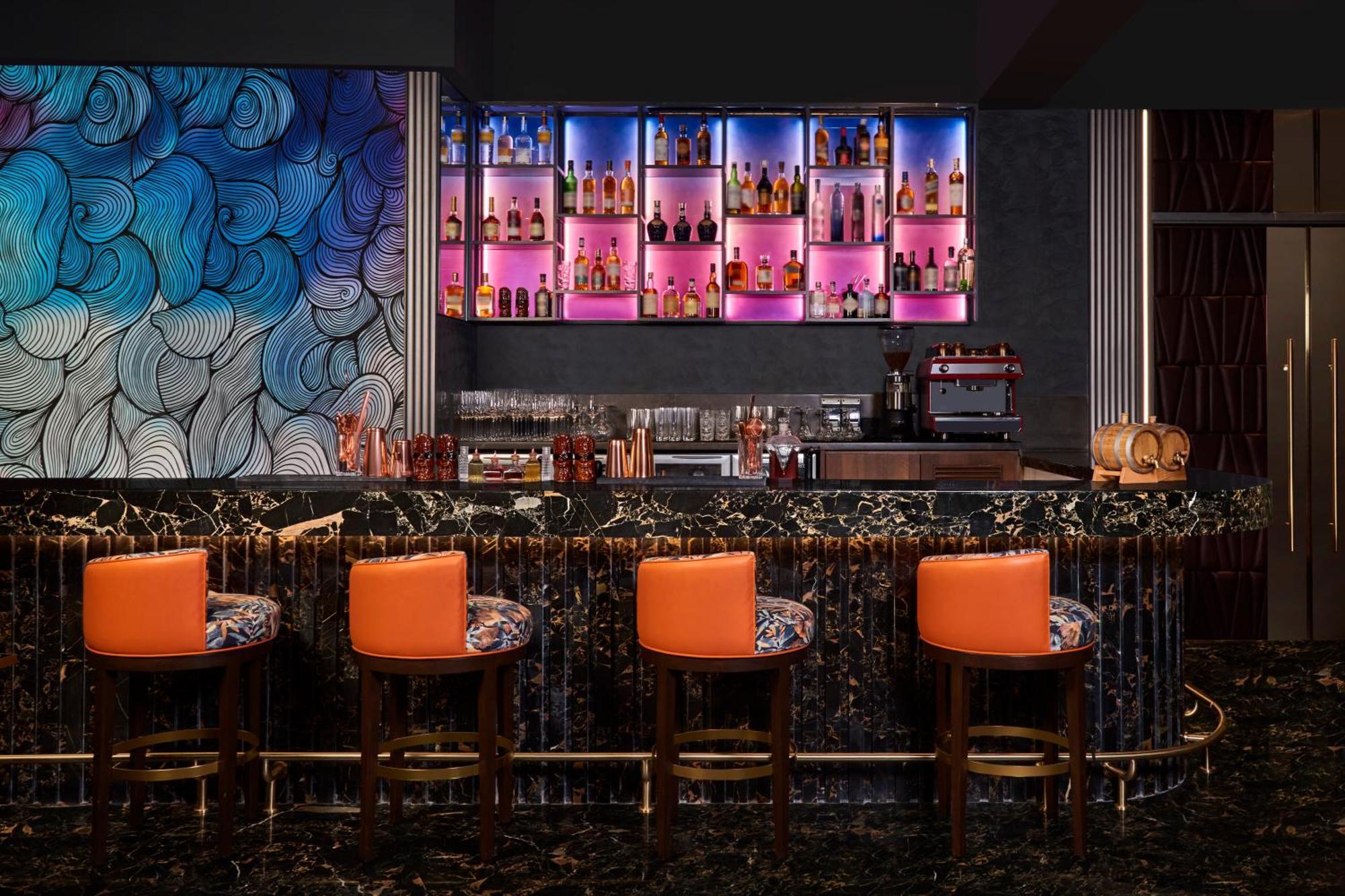 Novotel Mumbai International Airport Exteriör bild The bar at the 1919