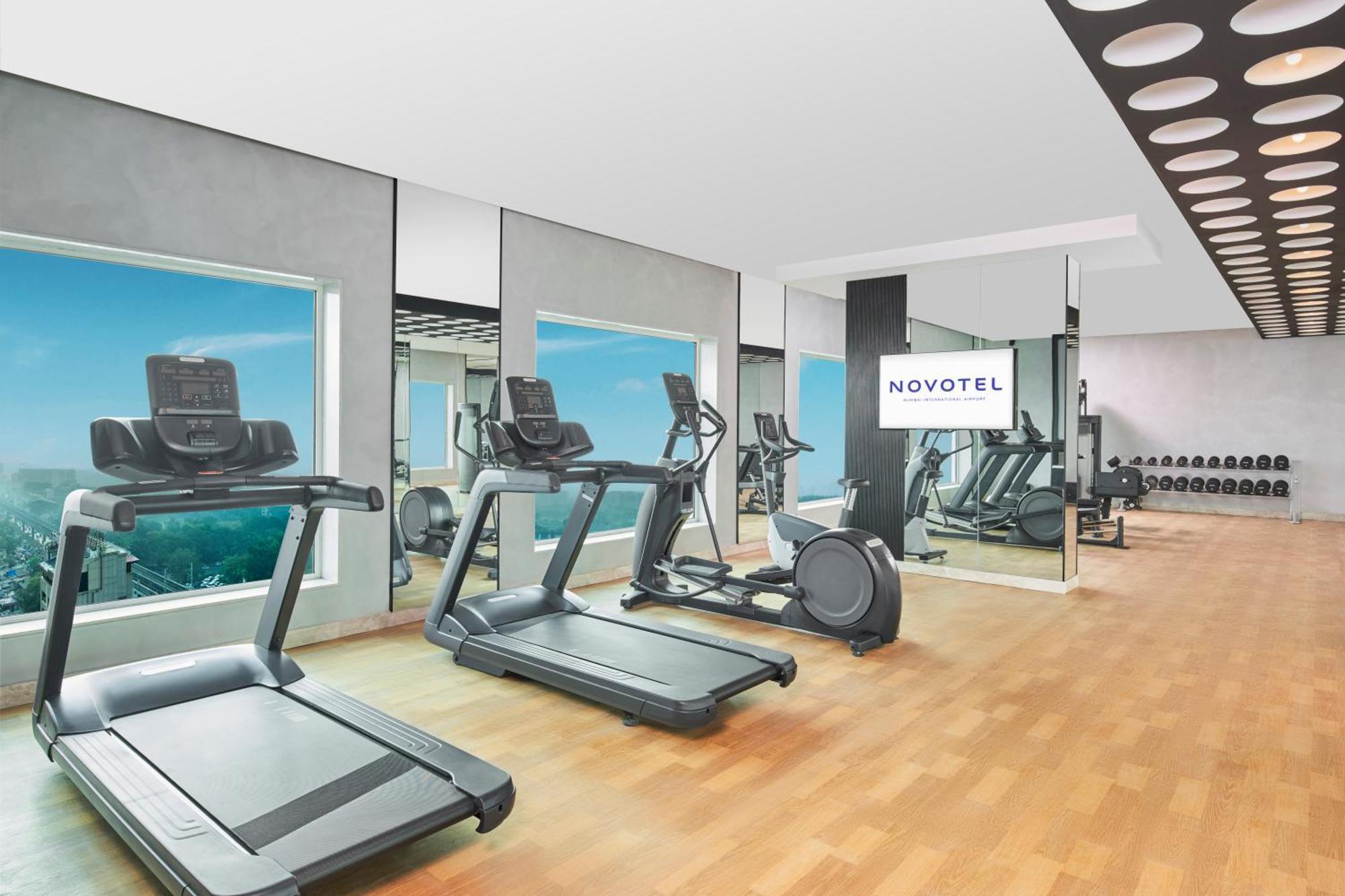 Novotel Mumbai International Airport Exteriör bild A typical gym at a Novotel hotel