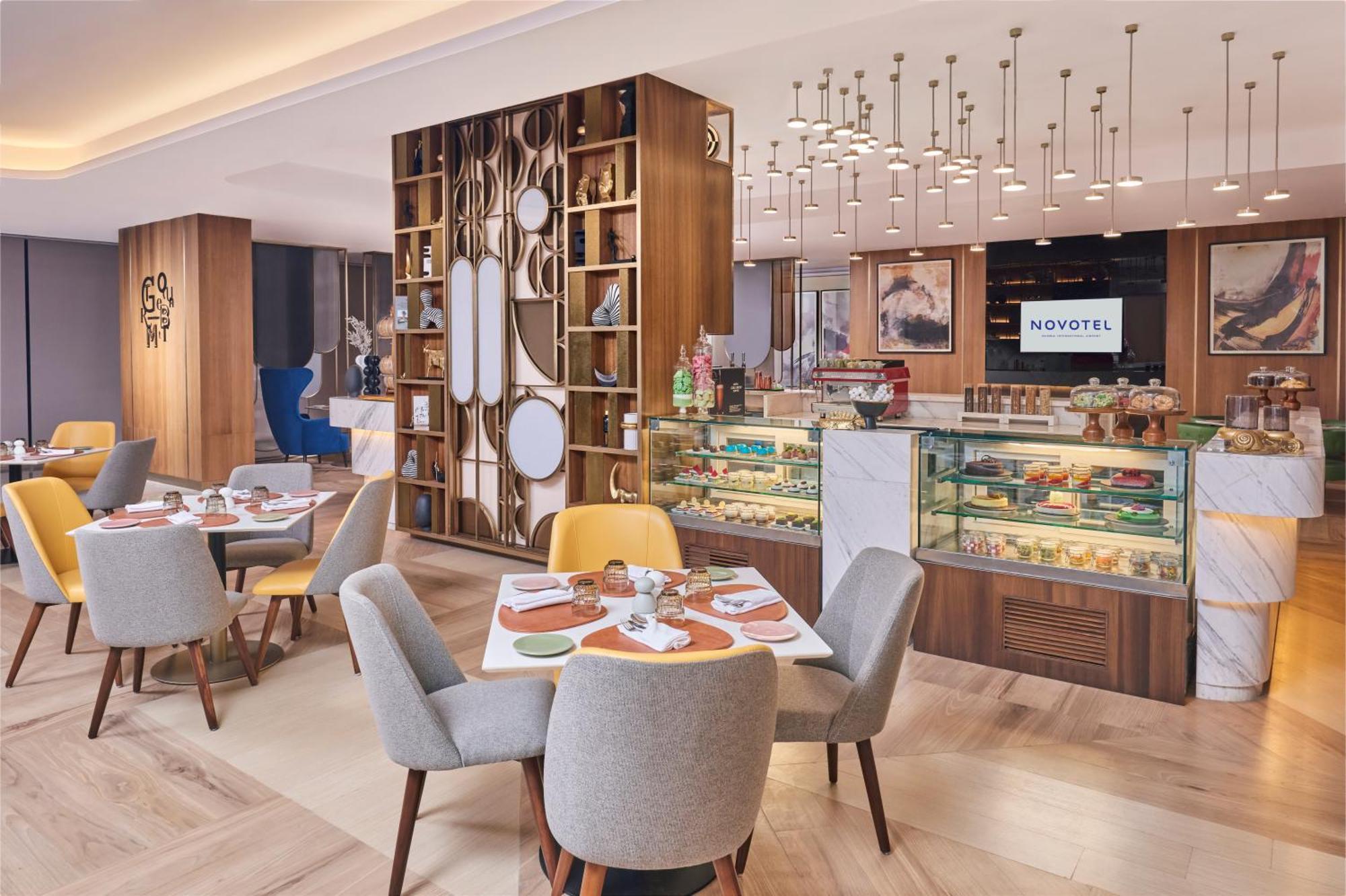 Novotel Mumbai International Airport Exteriör bild The restaurant at Novotel London West