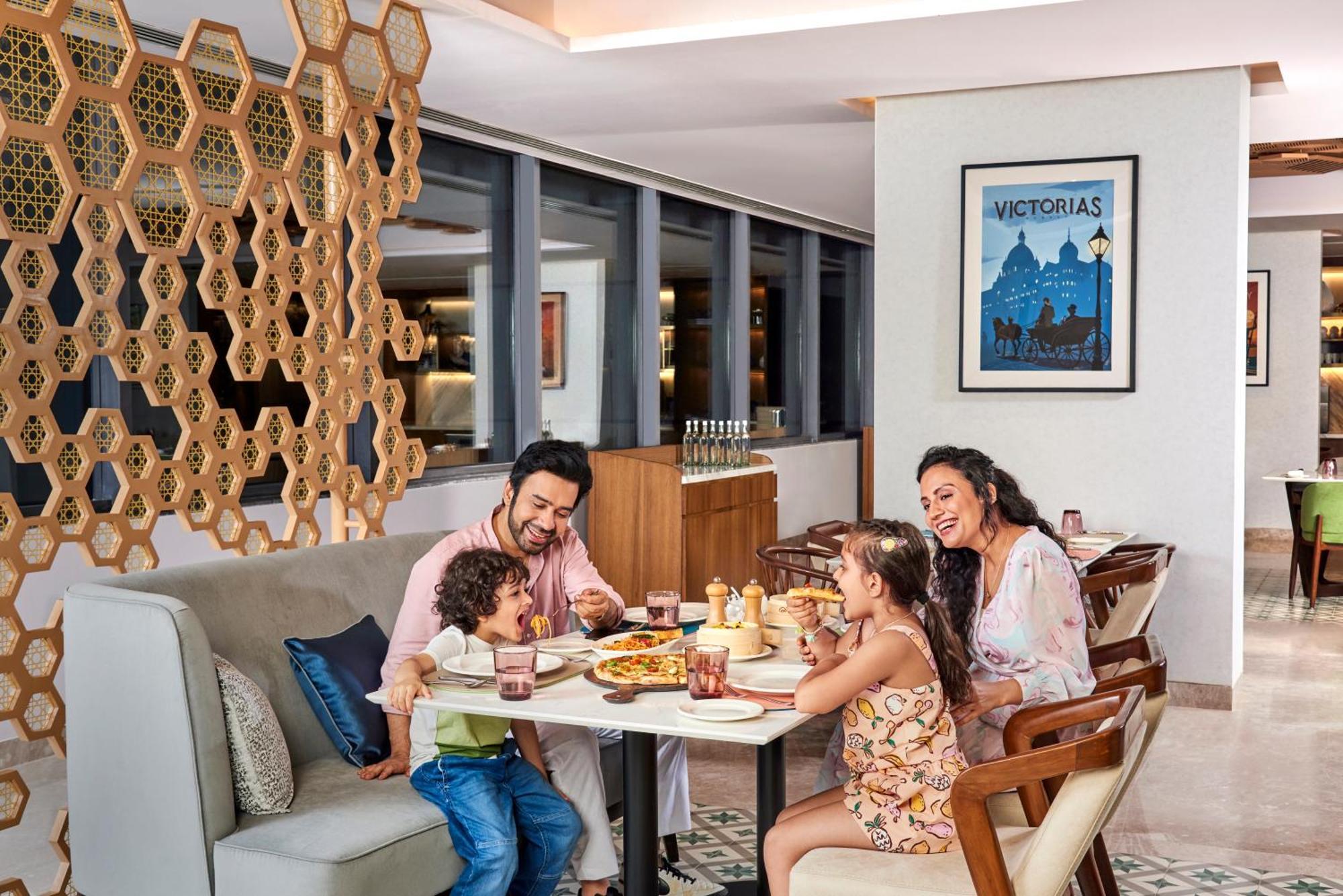 Novotel Mumbai International Airport Exteriör bild Family dining at the hotel