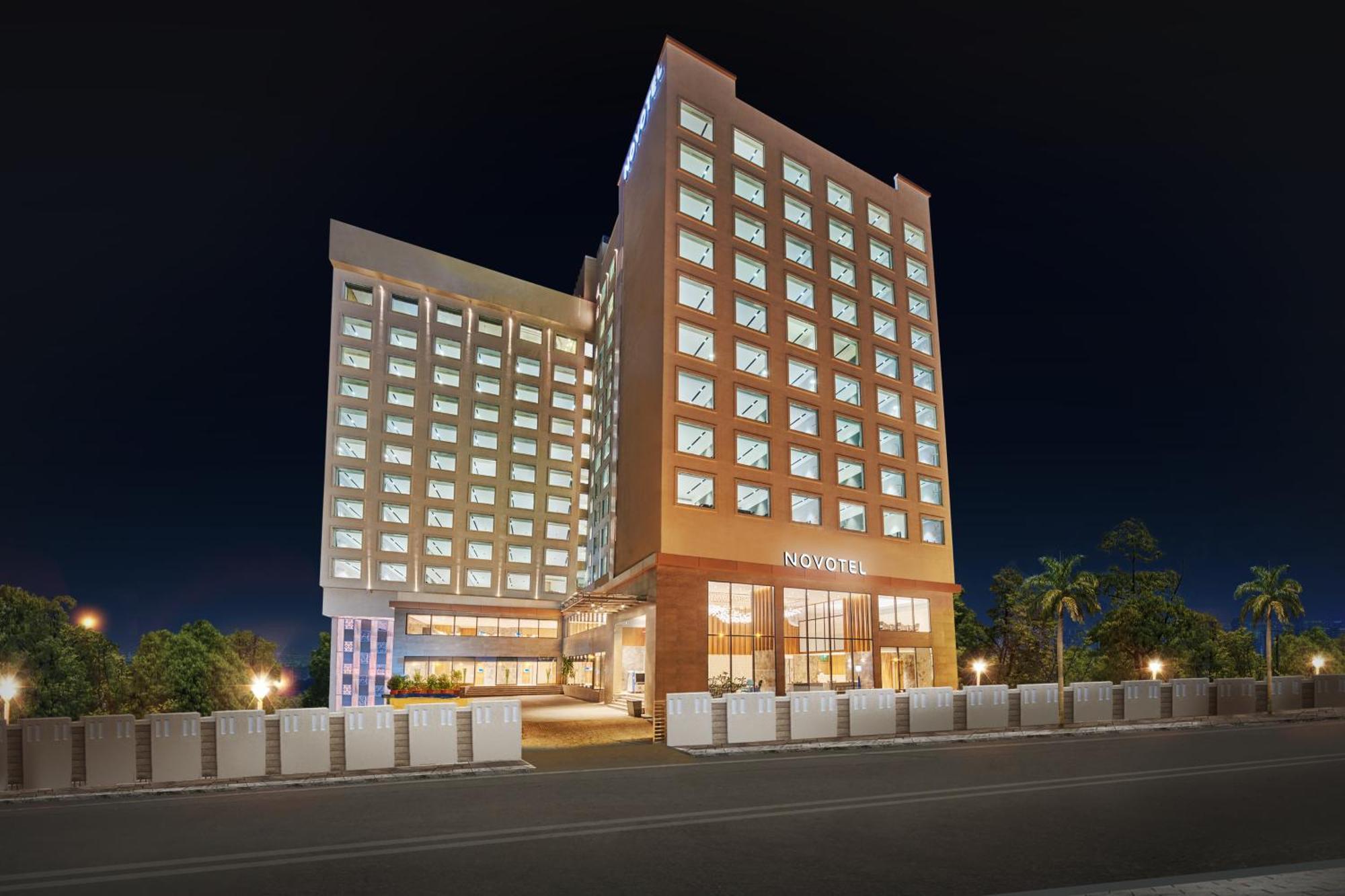 Novotel Mumbai International Airport Exteriör bild The hotel at night